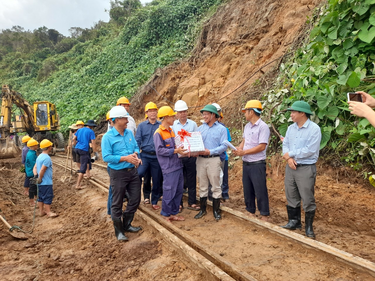 “Thăm và khắc phục bão lũ trên đèo”.