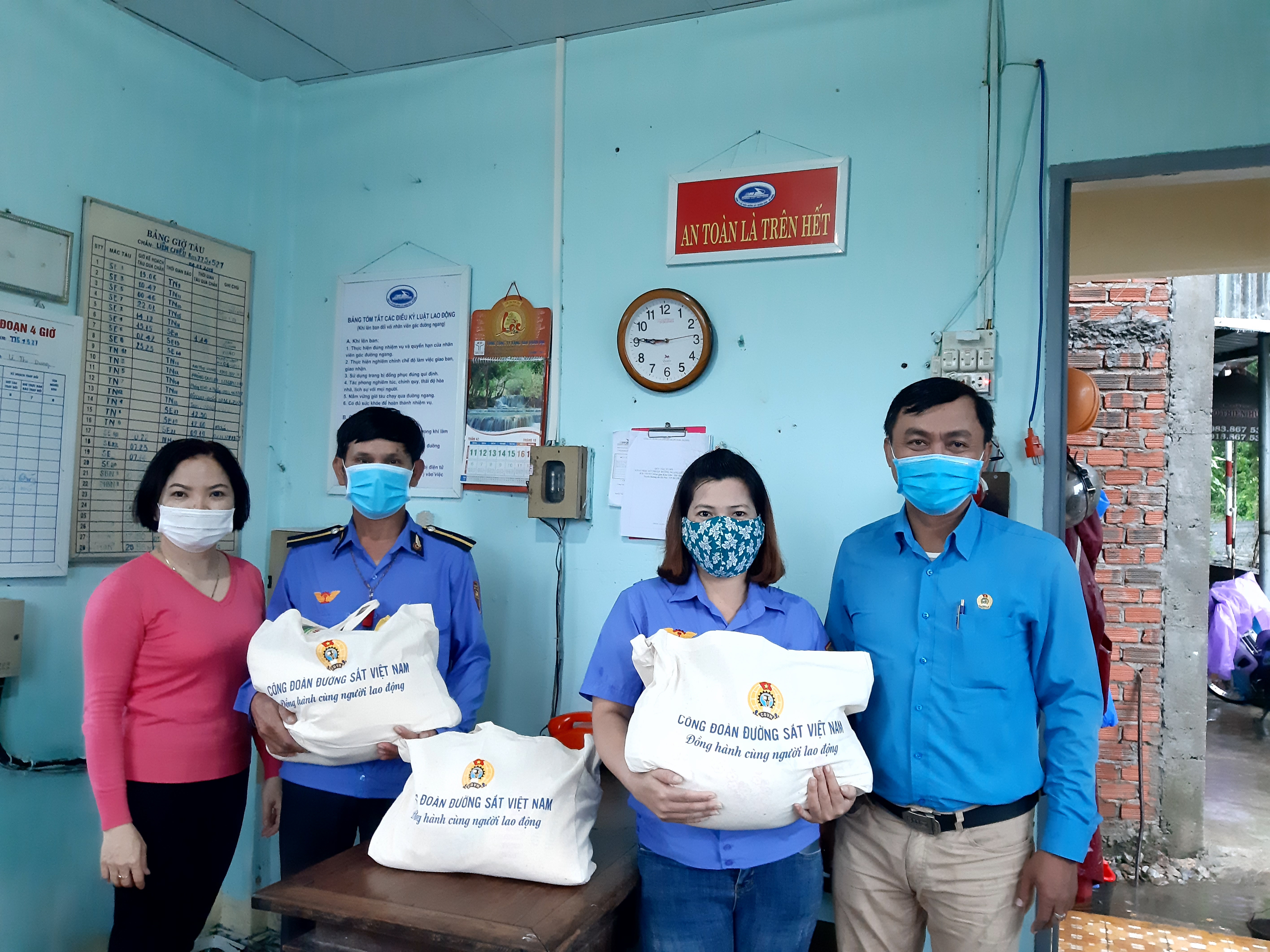 “Đồng hành cùng người lao động”.