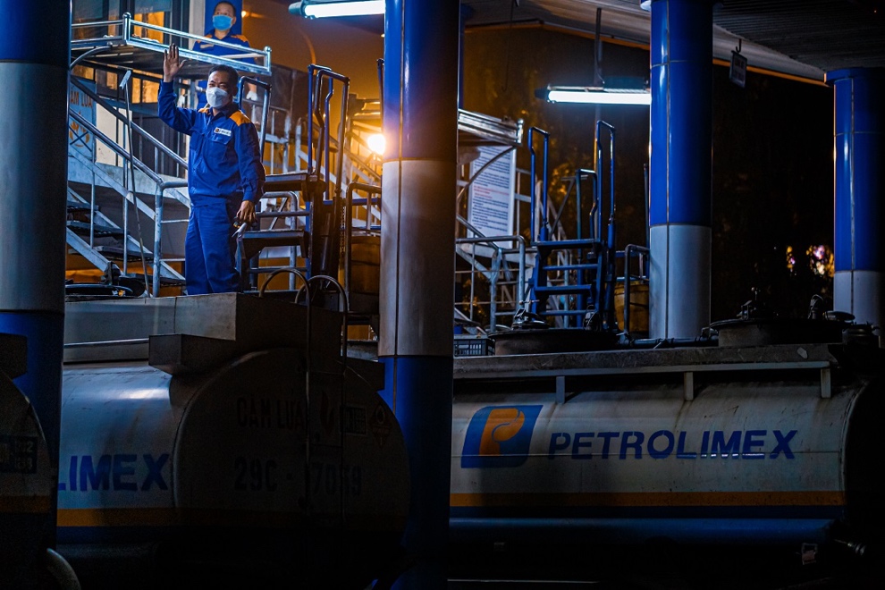 niềm vui lan tỏa của anh công nhân Đội giao nhận hàng hóa lúc 02h sáng