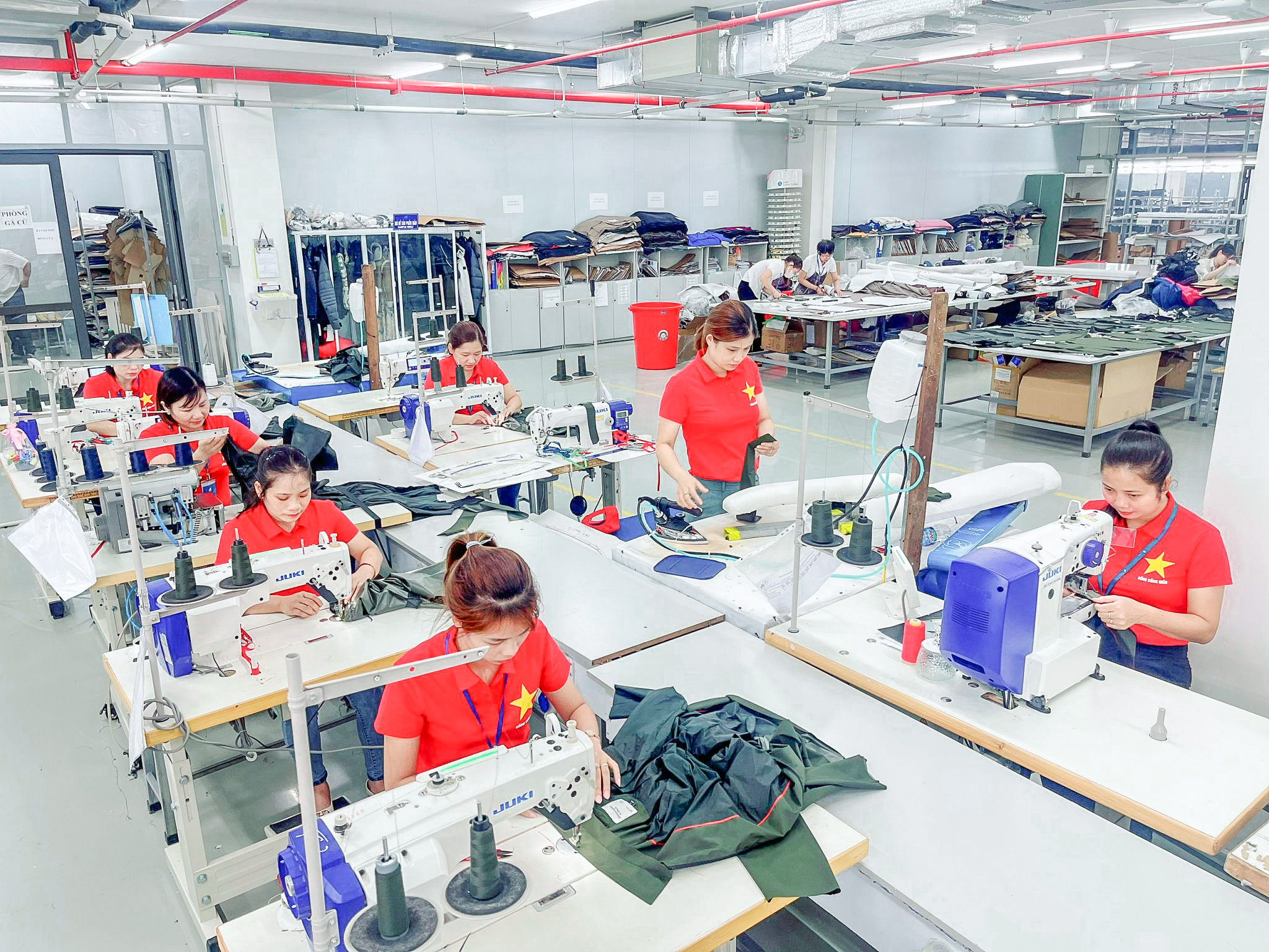 Người lao động nỗ lực vượt khó.