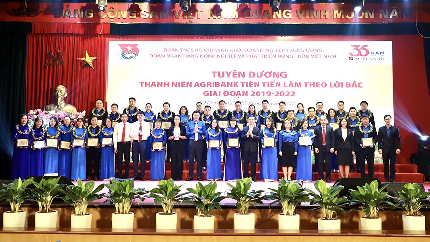 Cán bộ, đảng viên trẻ luôn xung kích trong tham gia bảo vệ nền tảng tư tưởng của Đảng,  bảo vệ thương hiệu Agribank.