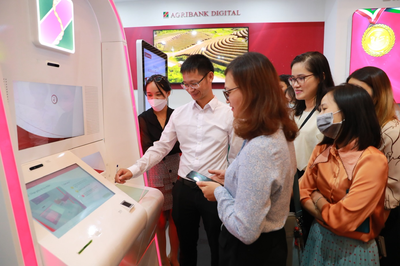 Ứng dụng công nghệ số, phát triển đa dạng các sản phẩm, dịch vụ tài chính ngân hàng hiện đại, tiện ích góp phần “xanh hoá” ngành Ngân hàng.