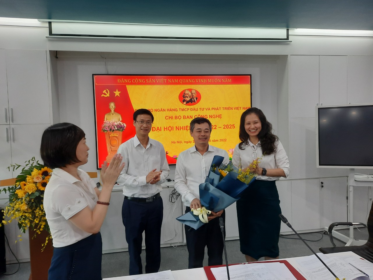 Đẩy mạnh công tác xây dựng Đảng thông qua các buổi sinh hoạt Đảng tại BIDV