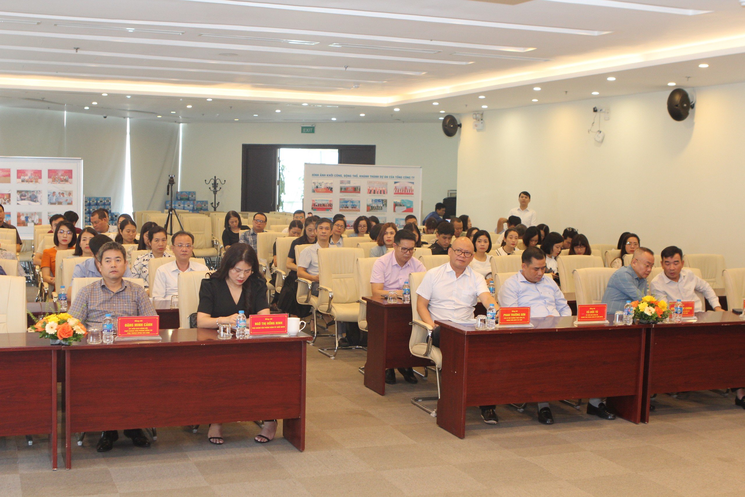 Các đại biểu dự Hội nghị