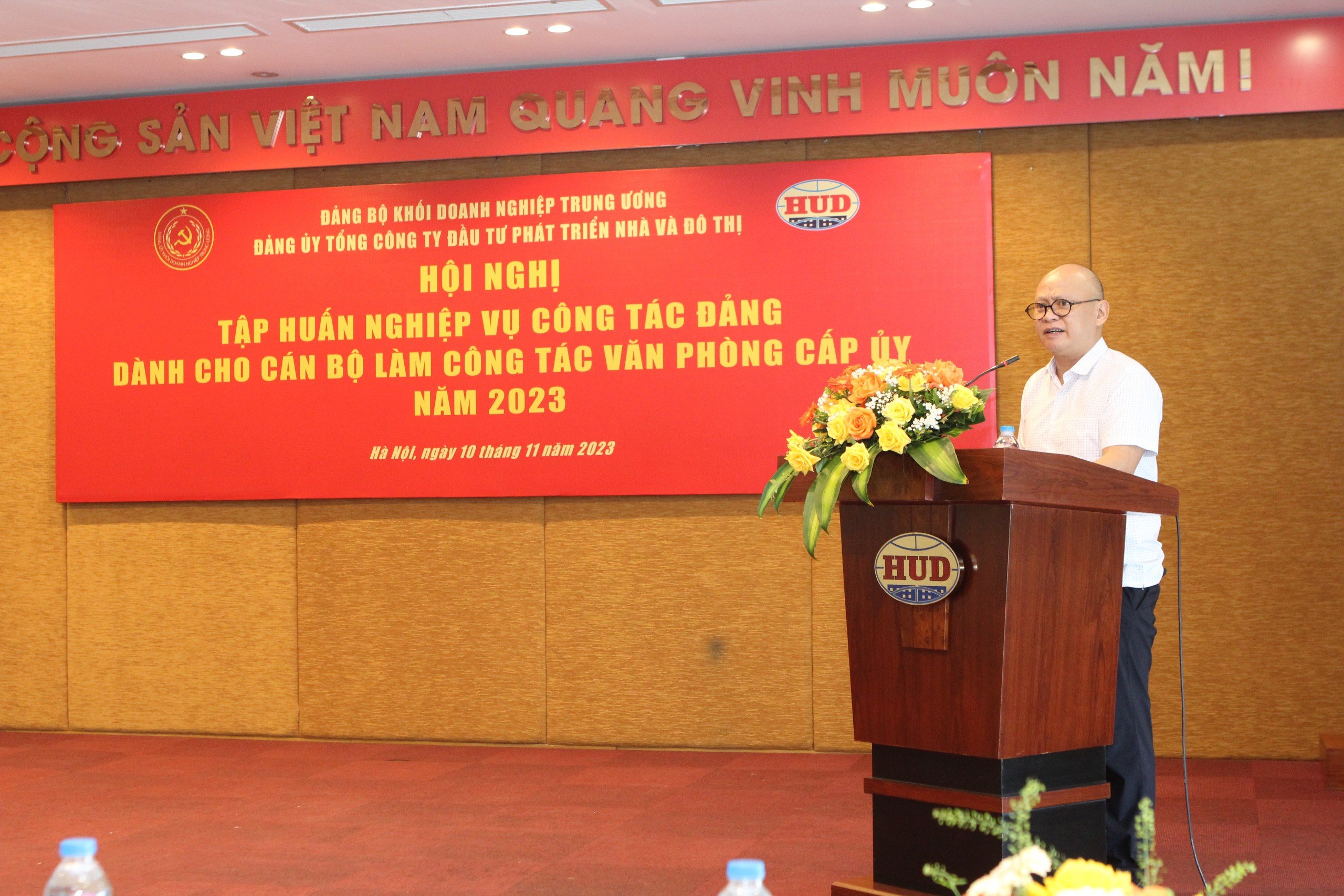 đồng chí Phan Trường Sơn - Phó Bí thư Thường trực Đảng ủy HUD phát biểu khai mạc Hội nghị