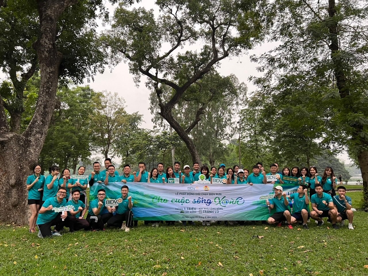 Đoàn Thanh niên BIDV Sở giao dịch 1 tham gia Giải chạy BIDV RUN – Cho cuộc sống xanh 2023 gây quỹ xây nhà cộng đồng tránh lũ.