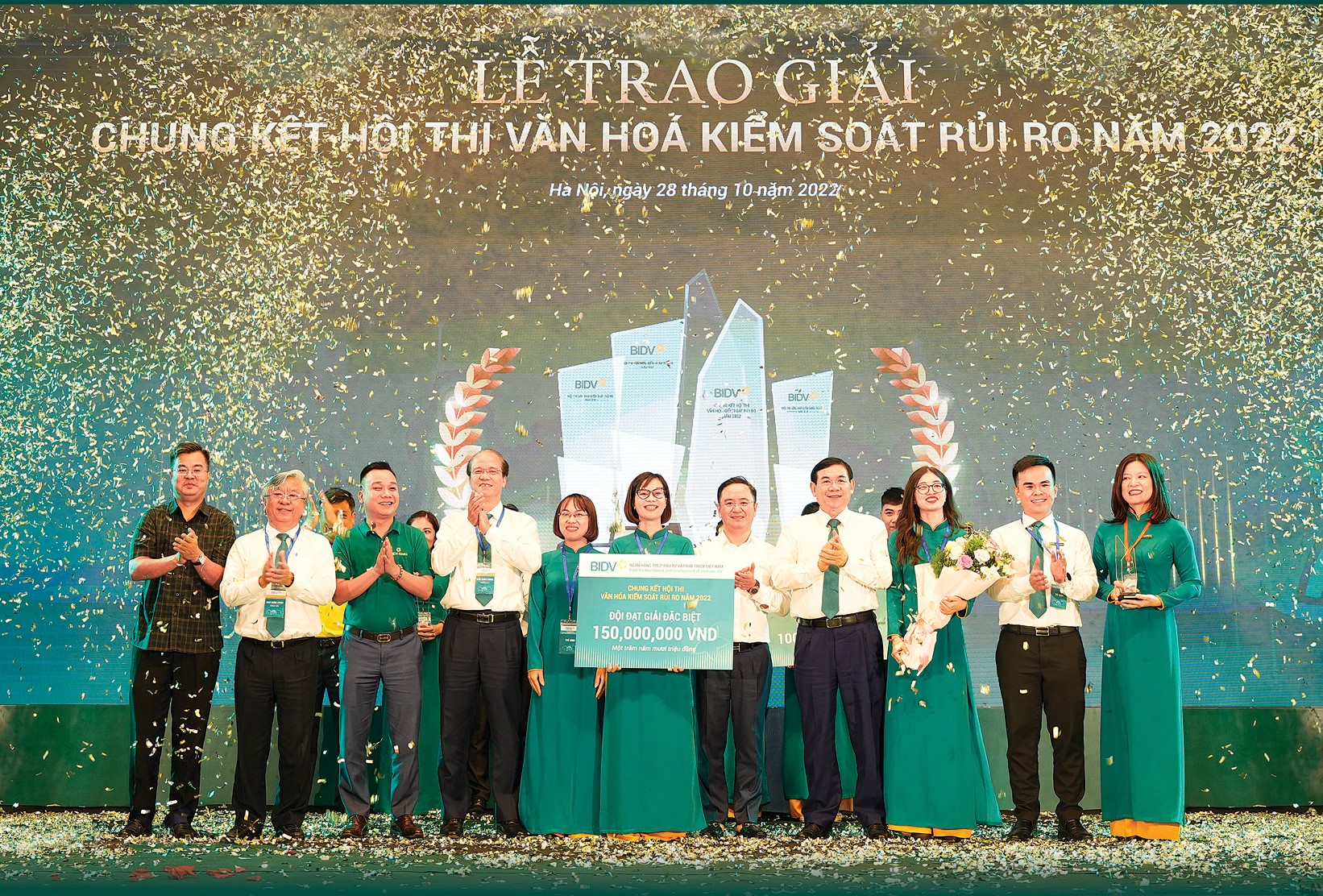 Trao giải Nhất tại Chung kết Hội thi văn hóa kiểm soát rủi ro năm 2022.