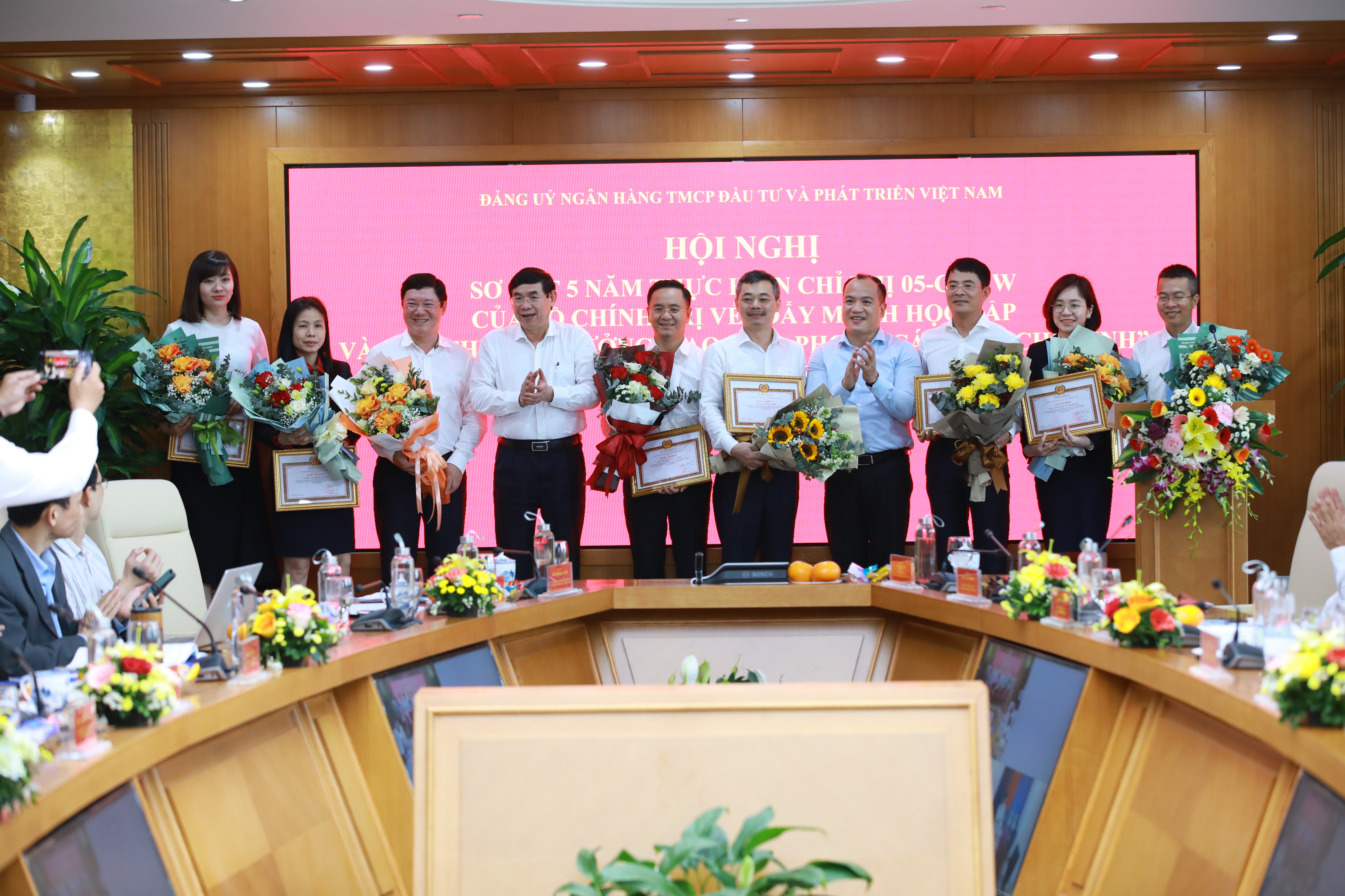 Trao thưởng tập thể và cá nhân có thành tích xuất sắc trong thực hiện Chỉ thị 05 tại Hội nghị sơ kết 5 năm.