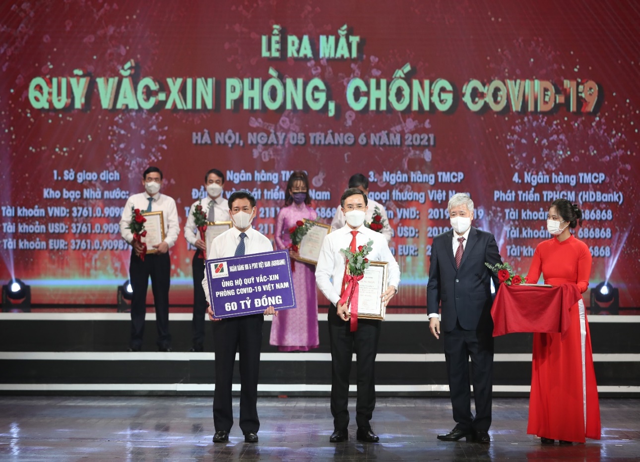 Đồng chí Phạm Đức Ấn- Ủy viên BTV Đảng ủy Khối Doanh nghiệp Trung Ương, Bí thư Đảng Ủy, Chủ tịch Hội đồng thành viên thay mặt toàn bộ đảng viên, người lao động Agriank ủng hộ quỹ vắc xin phòng Covid 19 số tiền 60 tỷ đồng