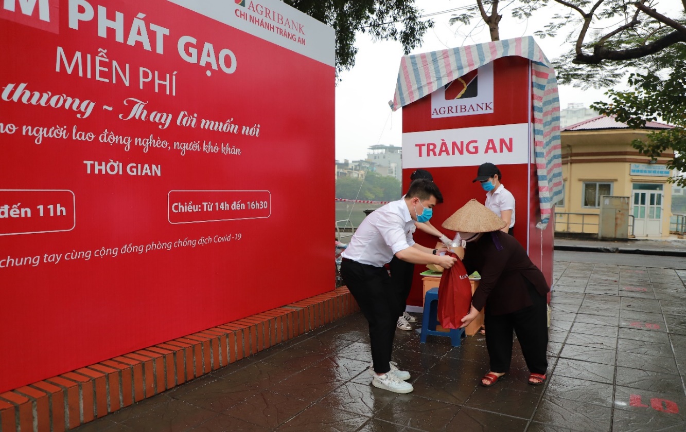 “Nói đi đôi với làm”, cán bộ đảng viên và người lao động Agribank trực tiếp đến các vùng dịch cung cấp nhu yếu phẩm cho bà con