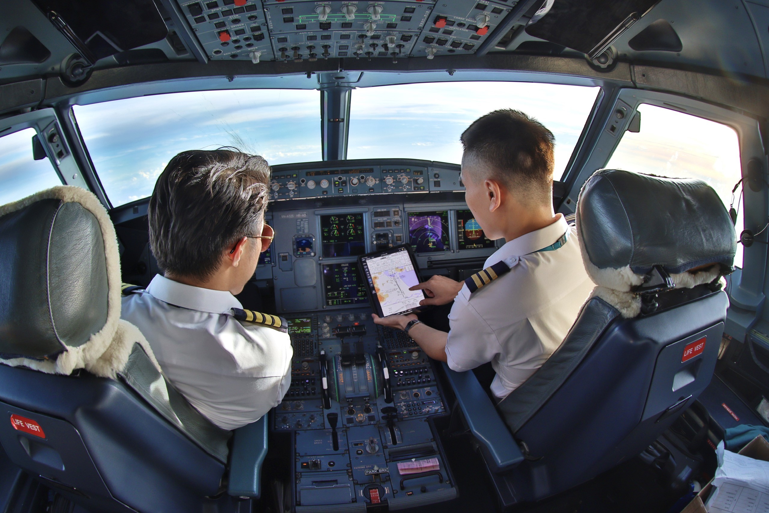 Chú trọng tăng cường công tác giáo dục chính trị, tư tưởng cho cán bộ, đảng viên và người lao động để nhìn nhận và có trách nhiệm, ý thức trước mọi âm mưu, thủ đoạn “diễn biến hòa bình”, các dấu hiệu “tự diễn biến, tự chuyển hóa.