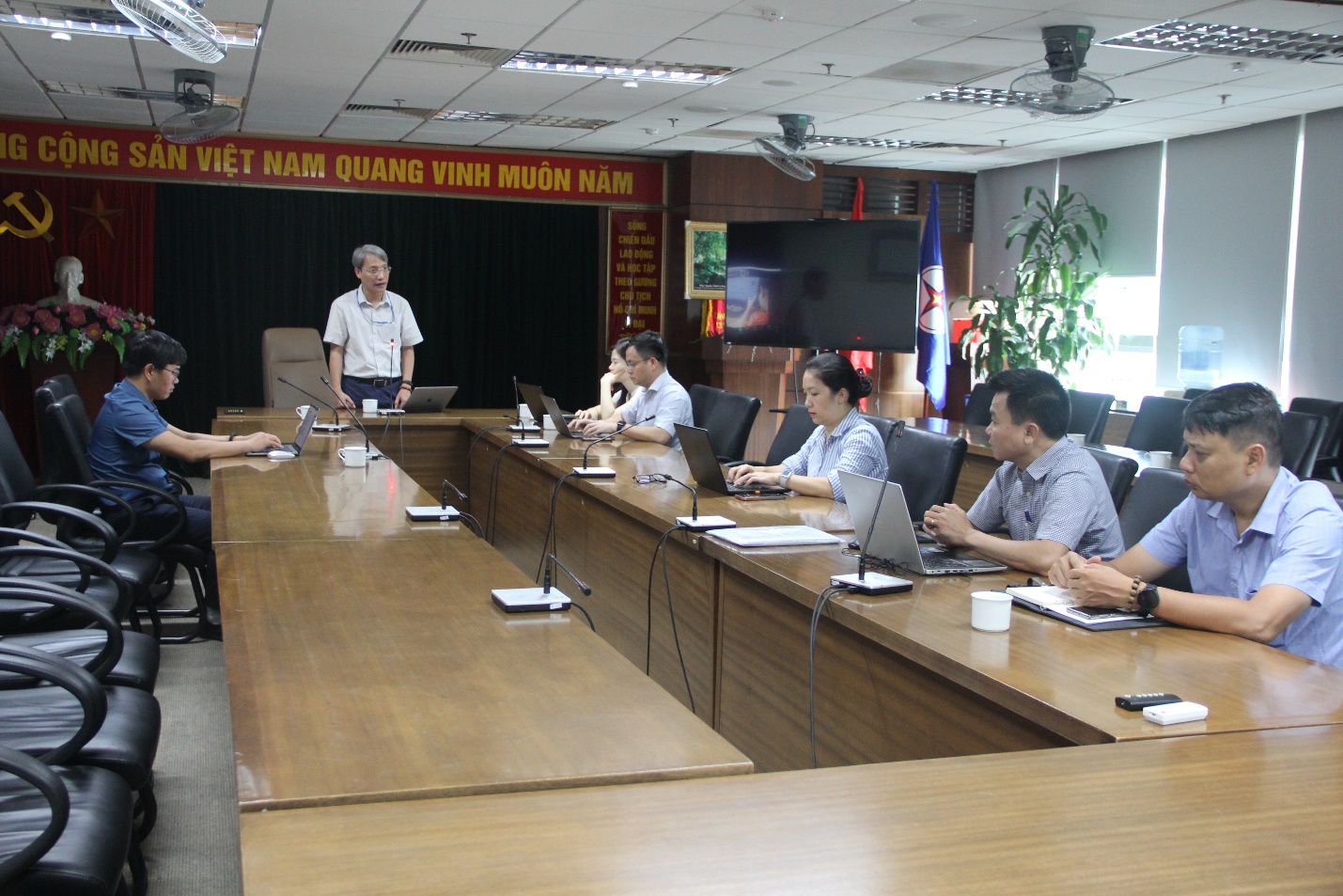 Bí thư Đảng ủy, Giám đốc EVNICT làm việc với BCH Công đoàn EVNICT.