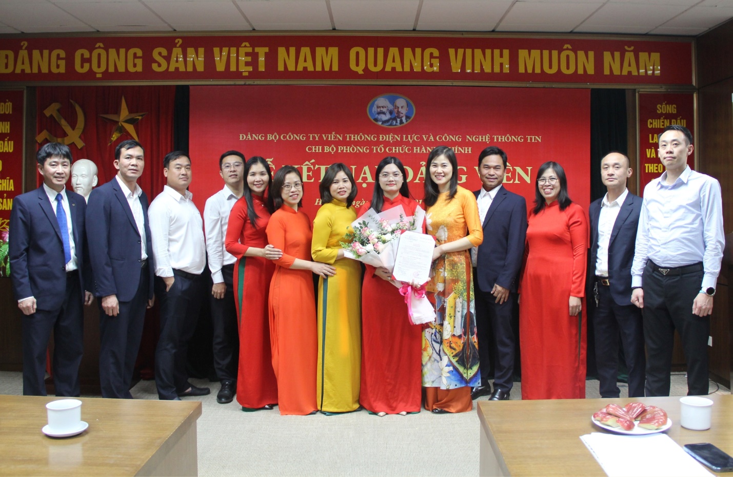 Chi bộ Phòng Tổ chức- Hành chính tại lễ kết nạp Đảng viên của Đảng viên Lê Thị Thu Thảo.