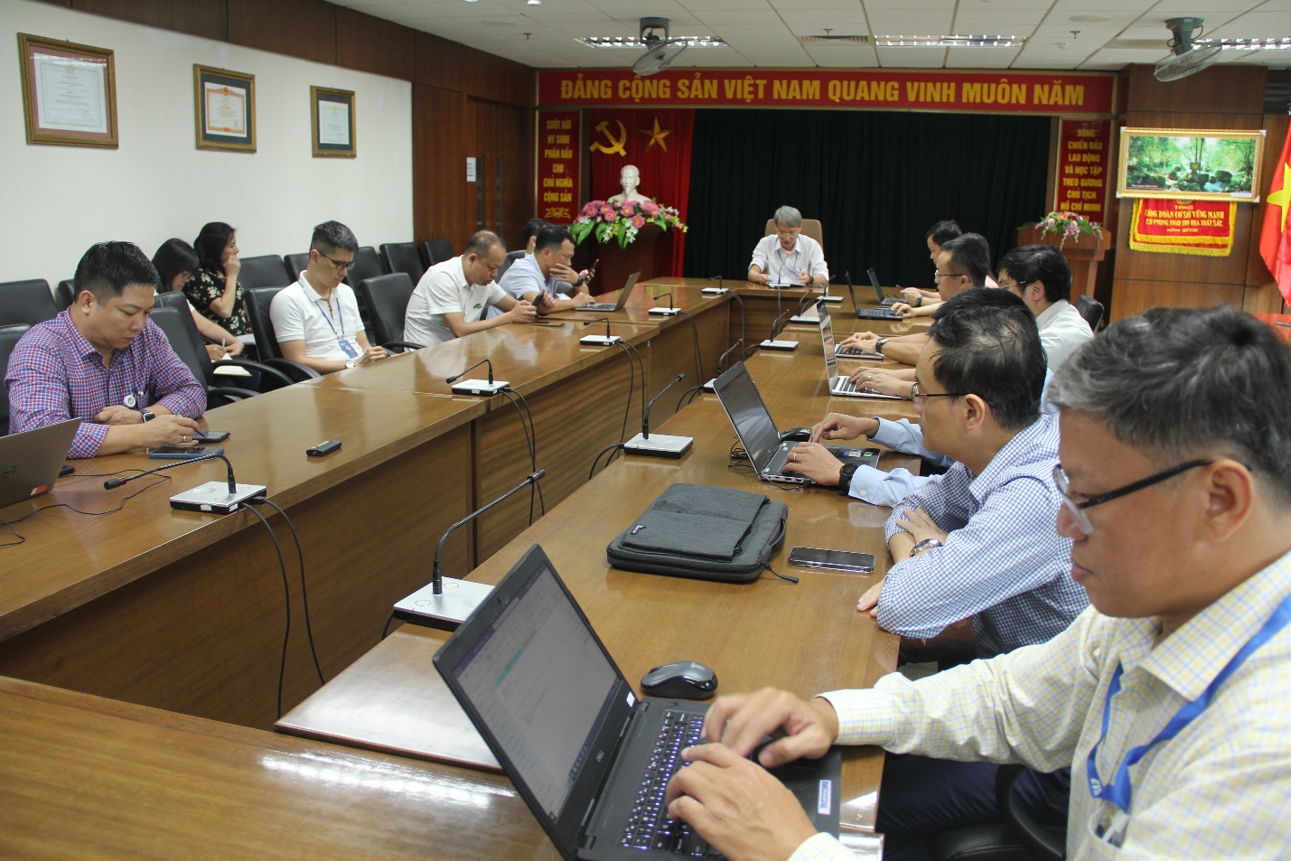 Đảng bộ EVNICT quán triệt Quy định 85-QĐ/TW của Ban Bí thư cho Bí thư, Phó Bí thư các chi bộ về thiết lập và sử dụng các trang thông tin điện tử cá nhân trên môi trường mạng.