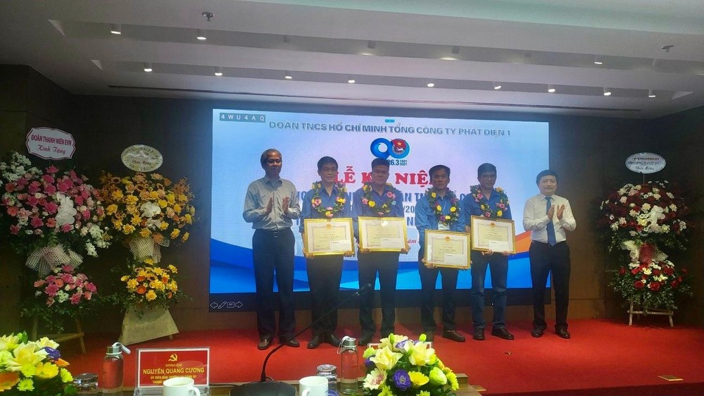 Anh Lê Thành Long – Kỹ thuật viên phân xưởng Quản lý Vận hành Cảng  (thứ 3 từ phải qua) nhận giấy khen Đoàn viên tiêu biểu trong hoạt động nghiên cứu khoa học tại EVNGENCO1