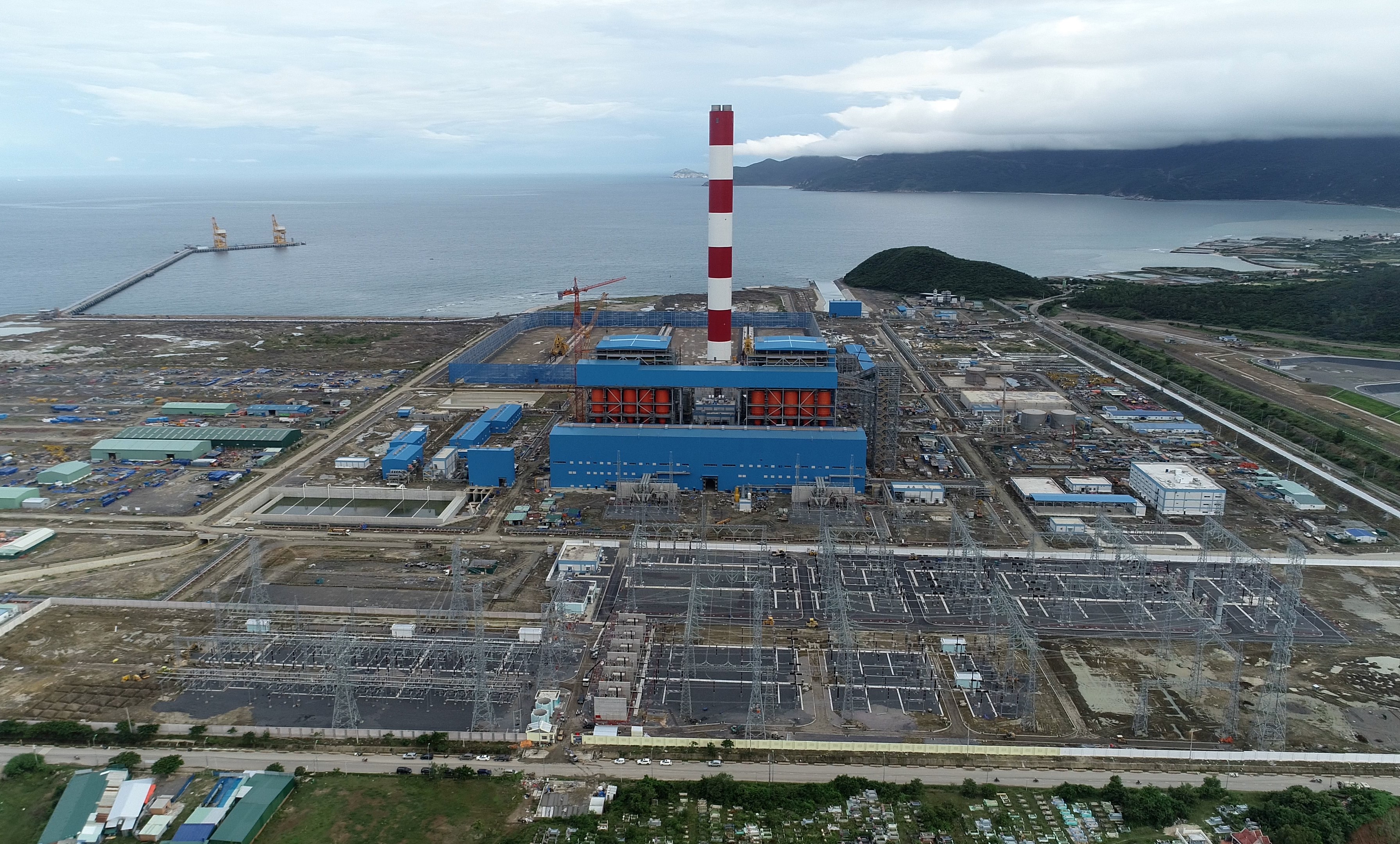 EVNNPT phấn đấu đảm bảo tiến độ chất lượng công trình đầu tư xây dựng là để thực hành tiết kiệm chống lãng phí. Trong ảnh: Trạm biến áp 500kV Vân Phong và đấu nối hoàn thành tháng 11/2022, vượt trước tiến độ so với yêu cầu