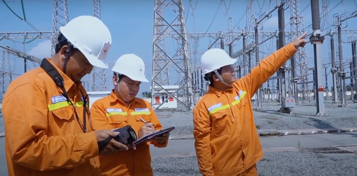   Giám sát kiểm tra thiết bị trong ca trực (người đứng giữa)