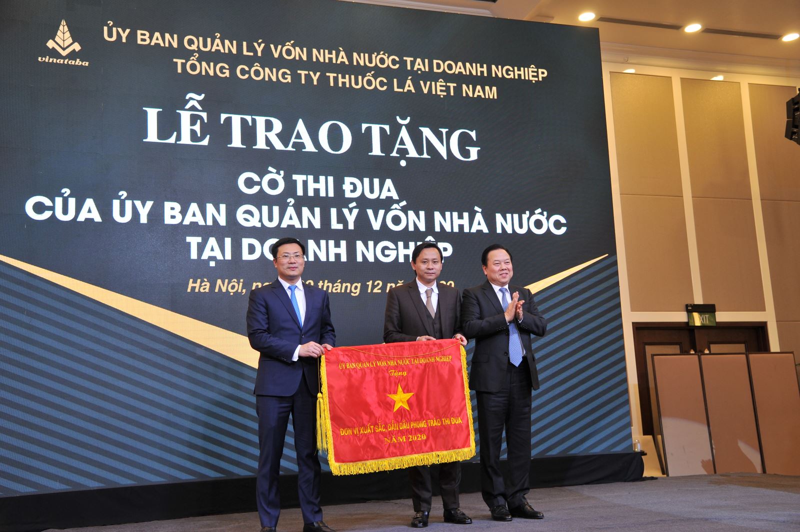 Tổng công ty đón nhận Cờ thi đua của Ủy ban Quản lý vốn Nhà nước tại Doanh nghiệp trao tặng cho Vinataba: “Đơn vị xuất sắc dẫn đầu phong trào thi đua năm 2020”