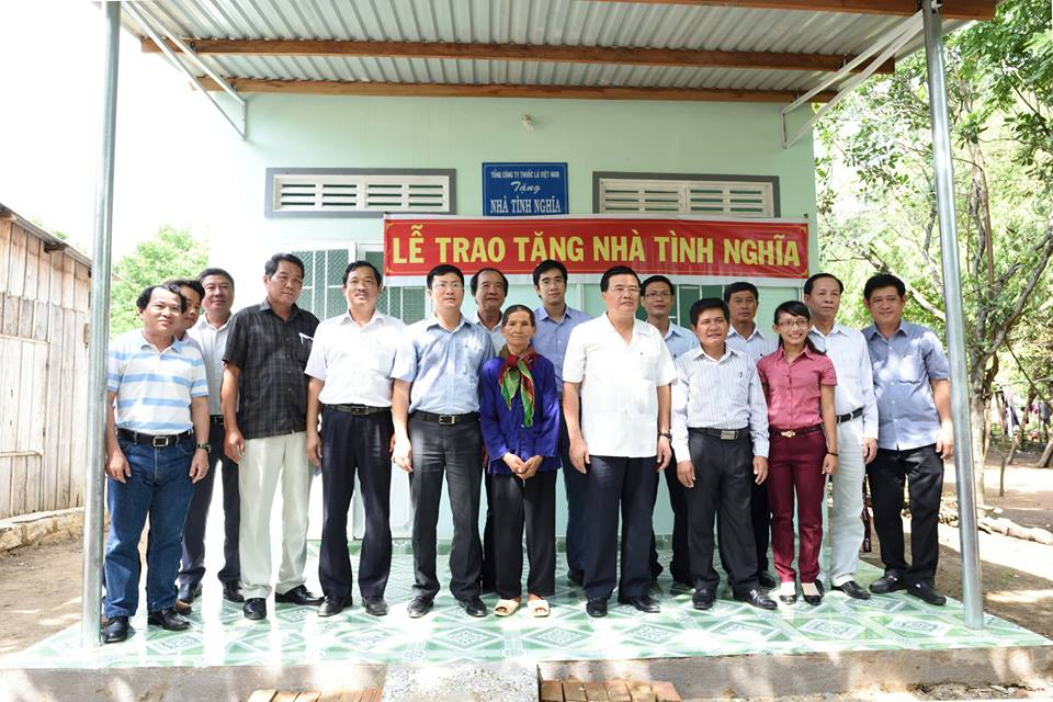 Đại diện Lãnh đạo TCT và Công đoàn TCT trao tặng Nhà tình nghĩa tại tỉnh Bến Tre