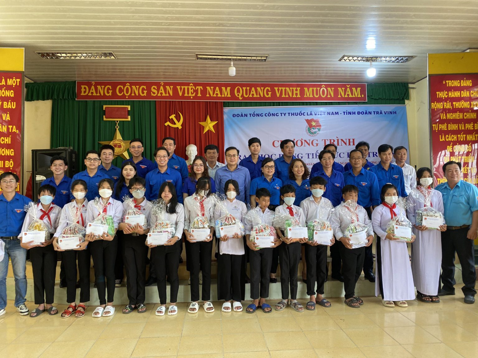 Đoàn Thanh niên TCT trao học bổng “Tiếp sức đến trường” cho học sinh nghèo tỉnh Trà Vinh