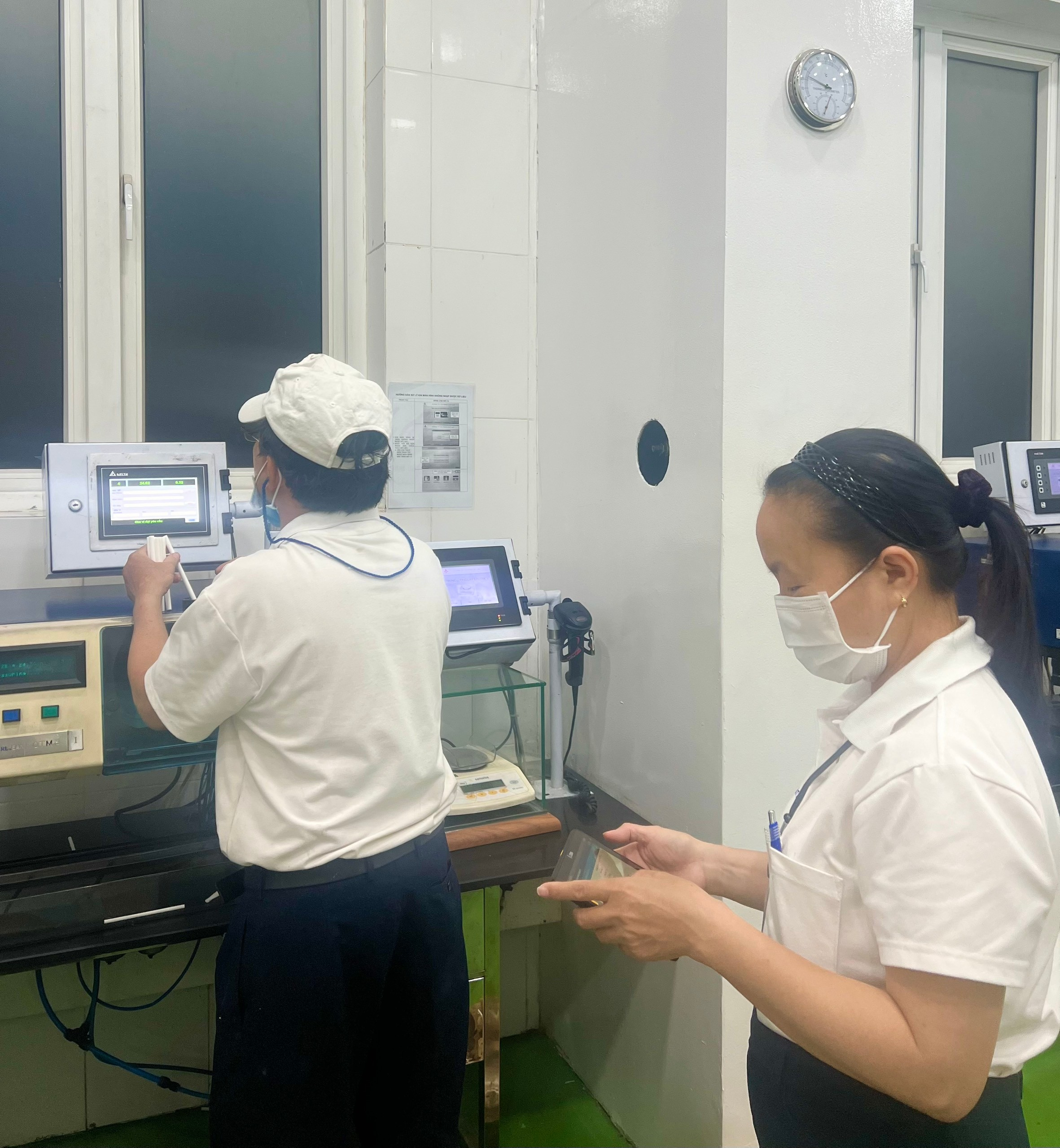 Nhân viên kiểm soát chất lượng sản phẩm cây đầu lọc thông qua phần mềm FASF