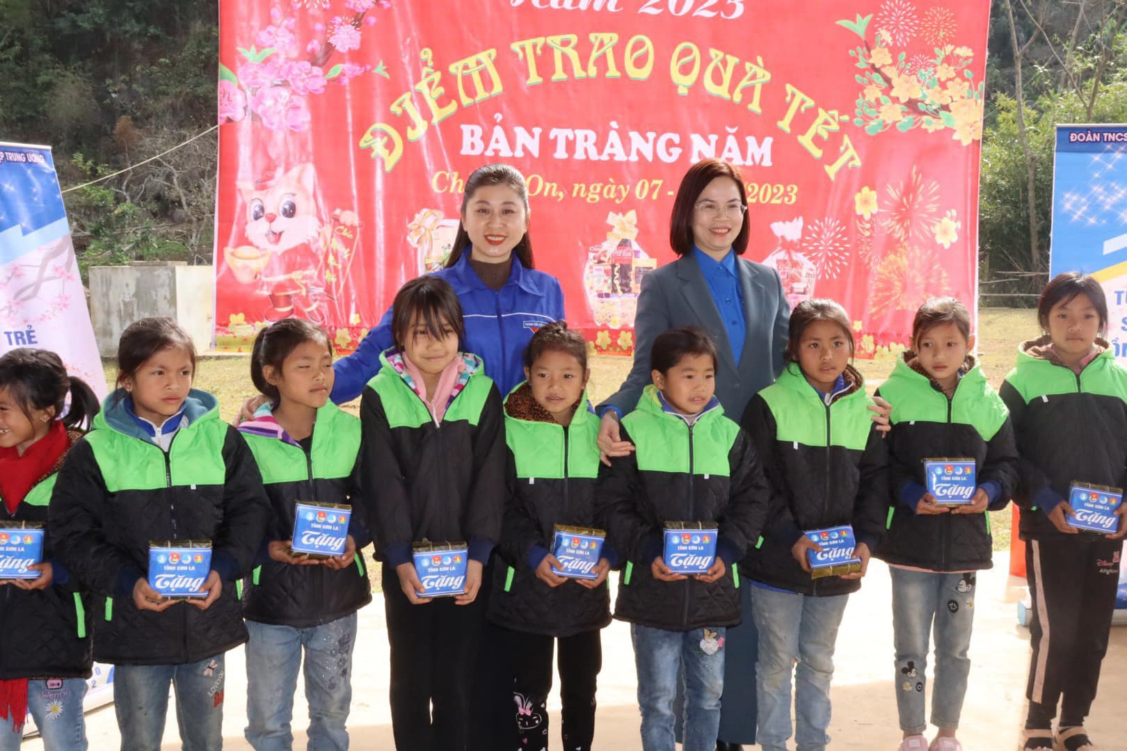 Đ/c Hoàng Thị Minh Thu - Ủy viên BTV TW Đoàn, Ủy viên BCH Đảng bộ Khối,                                    Bí thư Đoàn Khối DNTW trao quà Tết cho thiếu nhi có hoàn cảnh khó khăn tại tỉnh Sơn La