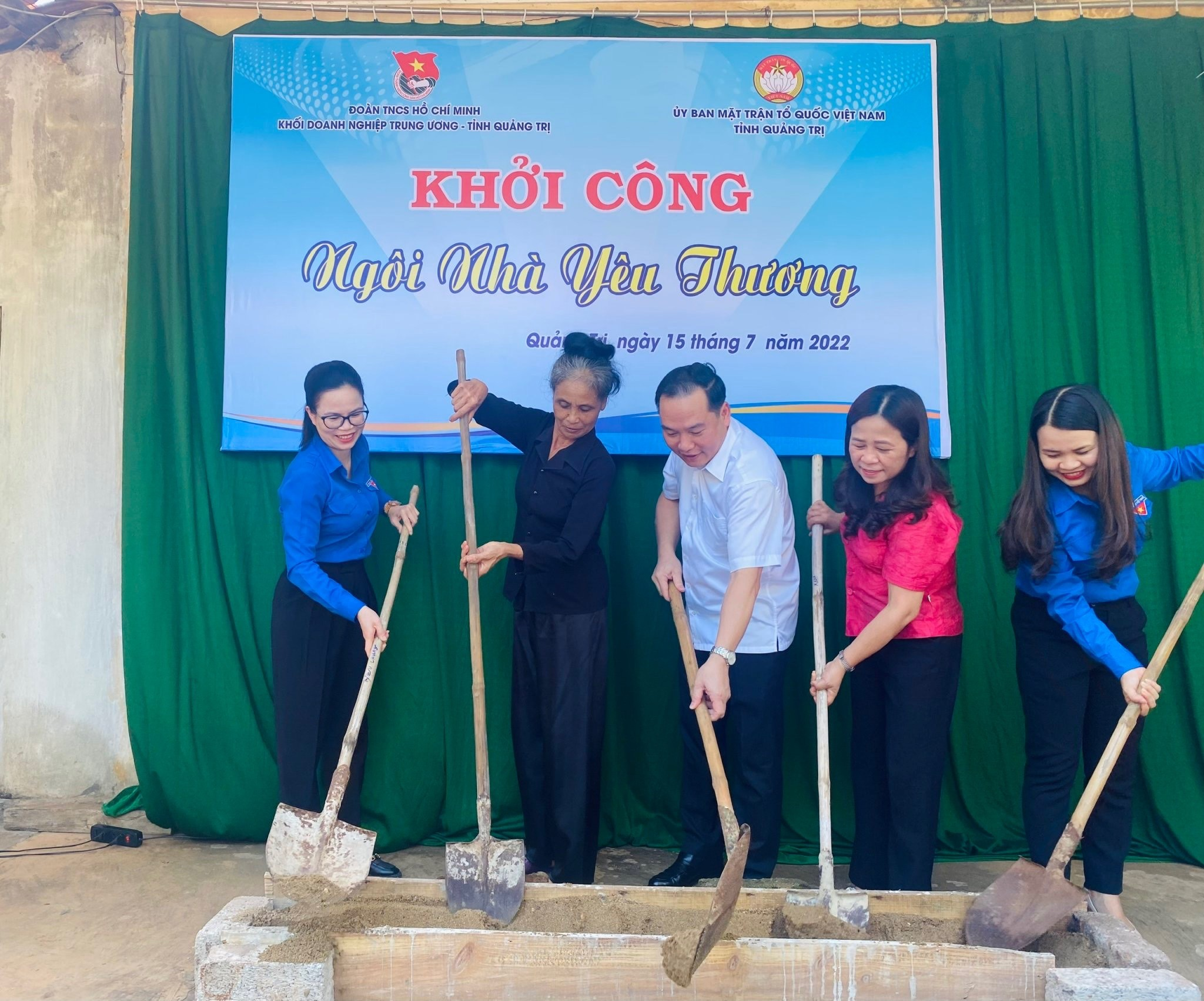 Đ/c Hồ Xuân Trường – Phó Bí thư Đảng ủy Khối DNTW                                                                  và đ/c Hoàng Thị Minh Thu - Ủy viên BTV TW Đoàn, Ủy viên BCH Đảng bộ Khối, Bí thư Đoàn Khối DNTW khởi công Ngôi nhà yêu thương cho gia đình có hoàn cảnh khó khăn tại Quảng Trị