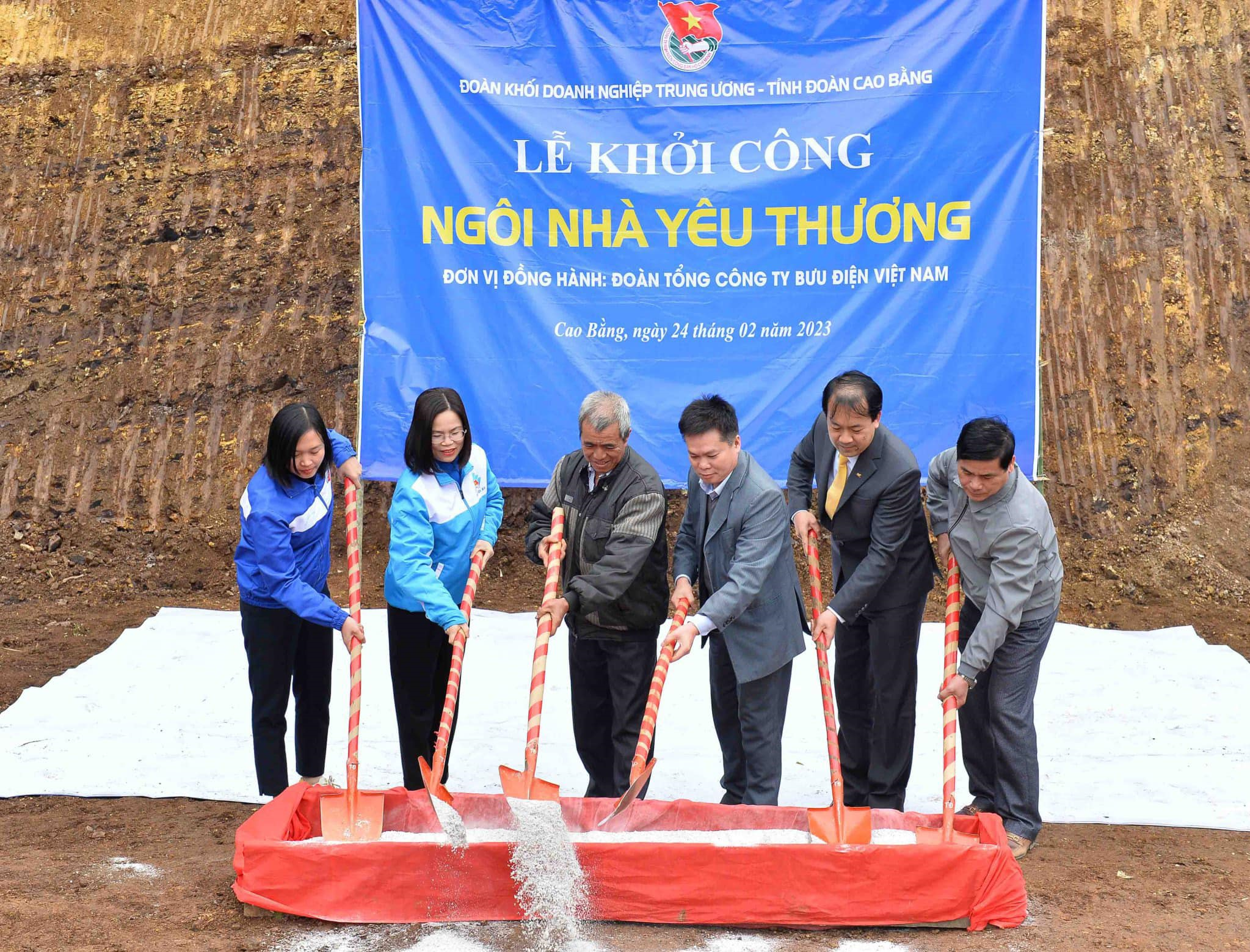 Đ/c Hoàng Thị Minh Thu - Ủy viên BTV TW Đoàn, Ủy viên BCH Đảng bộ Khối, Bí thư Đoàn Khối DNTW khởi công Ngôi nhà yêu thương cho gia đình có hoàn cảnh khó khăn tại Cao Bằng