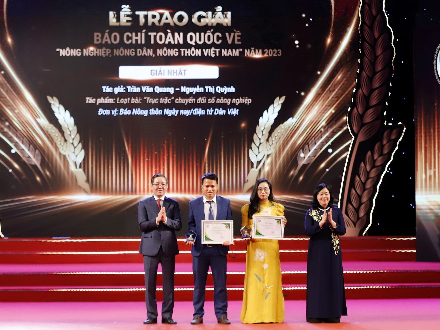 Trao giải thưởng cho nhóm tác giả đạt giải Nhất.