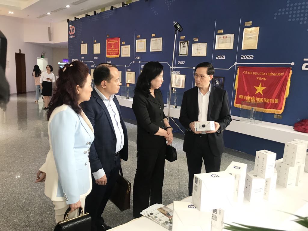 Đồng chí Nguyễn Quang Tiến - Phó Bí thư Thường trực Đảng ủy, Trưởng ban Chỉ đạo 35 Đảng ủy MobiFone giới thiệu sản phẩm Home camera bên lề Hội thảo khoa học.