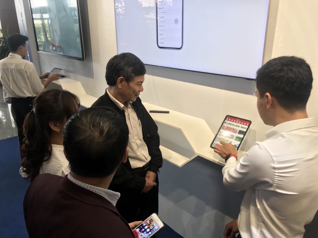 Các đại biểu trải nghiệm ứng dụng Sổ tay đảng viên điện tử của MobiFone.