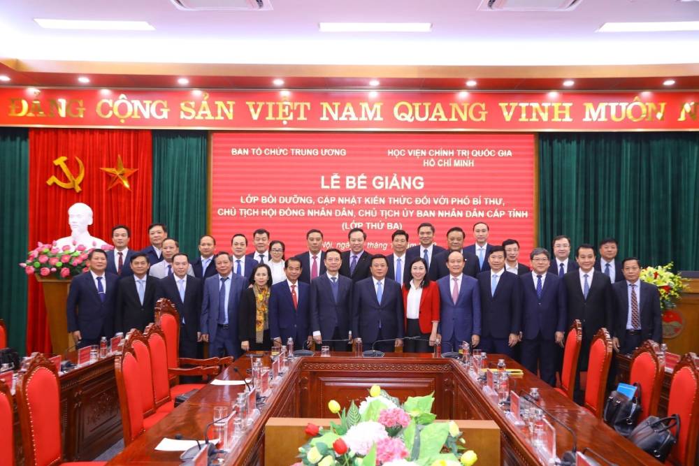 GS.TS Nguyễn Xuân Thắng và các học viên tham gia lớp bồi dưỡng. Ảnh: Văn Điệp.
