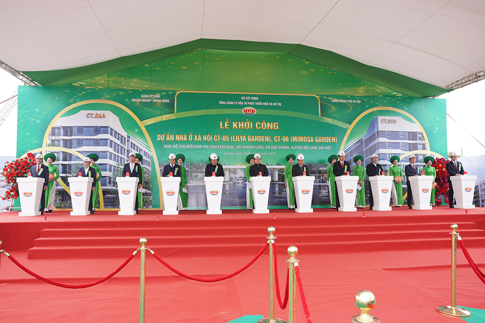 Các đại biểu thực hiện nghi thức khởi công dự án