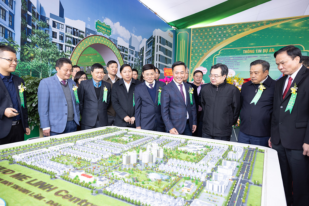 Các đại biểu nghe lãnh đạo HUD giới thiệu về dự án