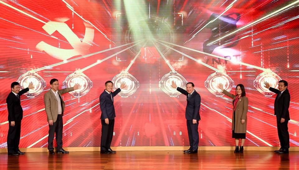 Các đại biểu thực hiện nghi thức ra mắt 