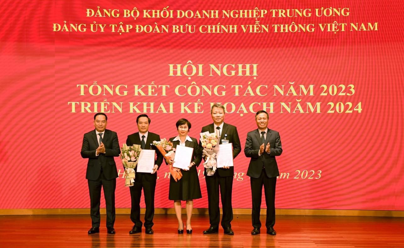 Lãnh đạo Đảng uỷ Khối Doanh nghiệp Trung ương trao Quyết định chuẩn y Ban thường vụ Đảng uỷ Tập đoàn nhiệm kỳ 2020-2025