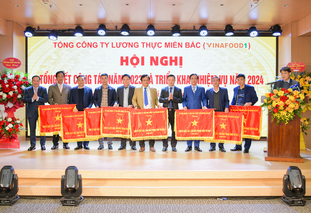 Phó Chủ tịch Ủy ban Quản lý vốn nhà nước tại doanh nghiệp Đỗ Hữu Huy và ông Hồ Xuân Trường – Phó Bí thư Đảng ủy Khối doanh nghiệp Trung ương trao Cờ thi đua của Ủy ban cho những đơn vị xuất sắc, dẫn đầu phong trào thi đua năm 2022