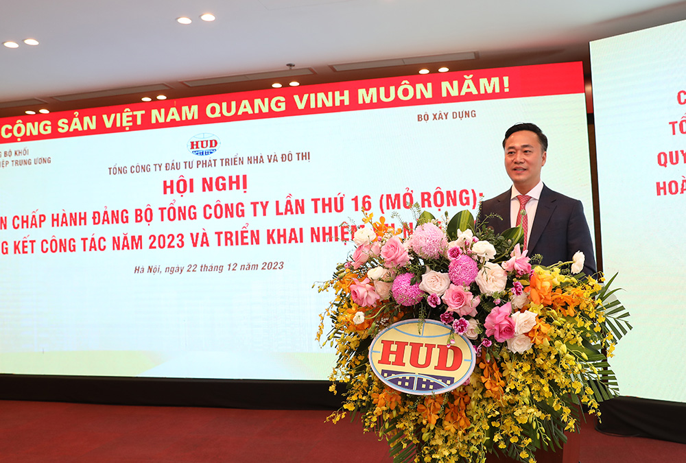 Đồng chí Nguyễn Việt Hùng, Ủy viên BCH Đảng bộ Khối DNTW, Bí thư Đảng ủy, Chủ tịch HĐTV HUD phát biểu bế mạc Hội nghị