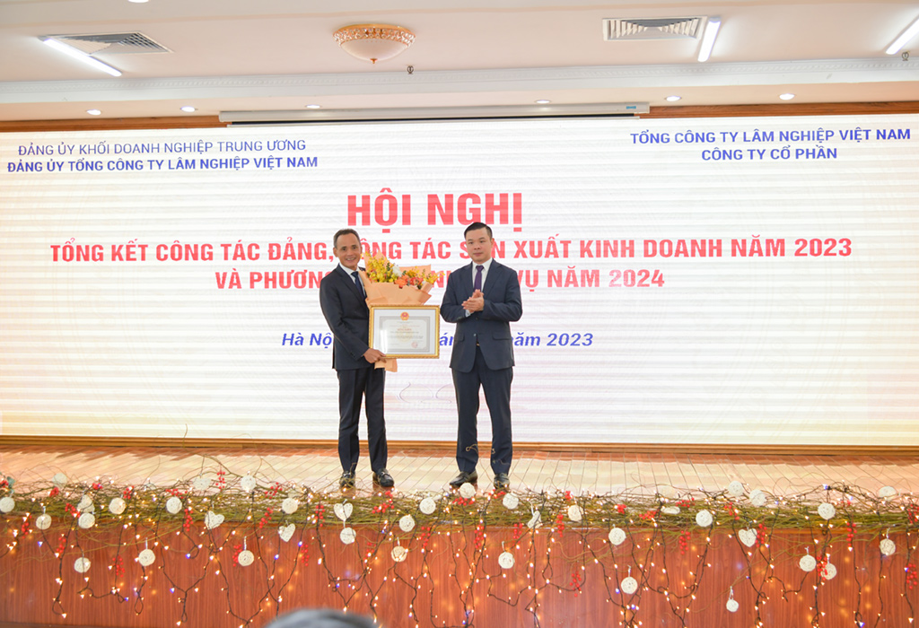 Phó Chủ tịch Ủy ban Quản lý vốn nhà nước tại doanh nghiệp Đỗ Hữu Huy trao Bằng khen cho tập thể Vinafor vì đã có thành tích tiêu biểu, xuất sắc trong giai đoạn 2021 – 2022 vì đã có đóng góp vào sự phát triển của UBQL vốn.