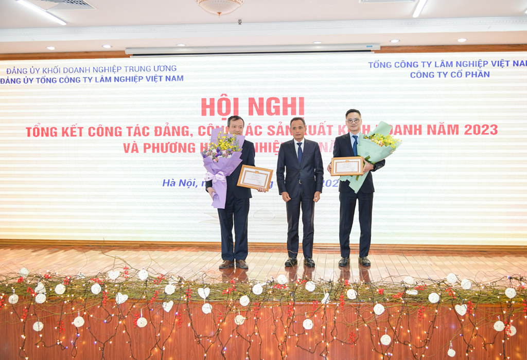 Đồng chí Phí Mạnh Cường - Bí thư Đảng uỷ, Chủ tịch Hội đồng quản trị Vinafor tặng Giấy khen cho các chi bộ có thành tích hoàn thành xuất sắc nhiệm vụ năm 2023.