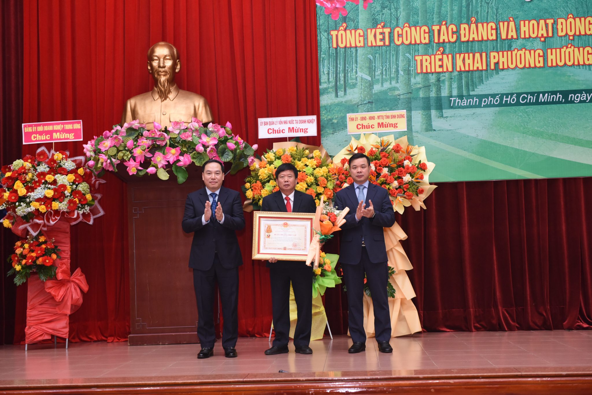 Đồng chí Hồ Xuân Trường - Phó Bí thư Đảng ủy Khối Doanh nghiệp Trung ương và đồng chí Đỗ Hữu Huy - Phó Chủ tịch Ủy ban quản lý vốn Nhà nước tại doanh nghiệp trao tặng Huân chương Độc lập hạng ba cho Cao su Chư Păh.