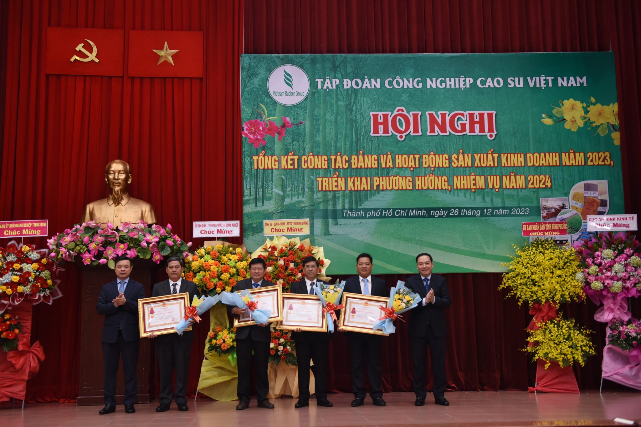 Đồng chí Hồ Xuân Trường - Phó Bí thư Đảng ủy Khối Doanh nghiệp Trung ương và đồng chí Đỗ Hữu Huy - Phó Chủ tịch Ủy ban quản lý vốn Nhà nước tại doanh nghiệp trao tặng Huân chương Lao động hạng Nhì và hạng Ba cho 4 cá nhân.