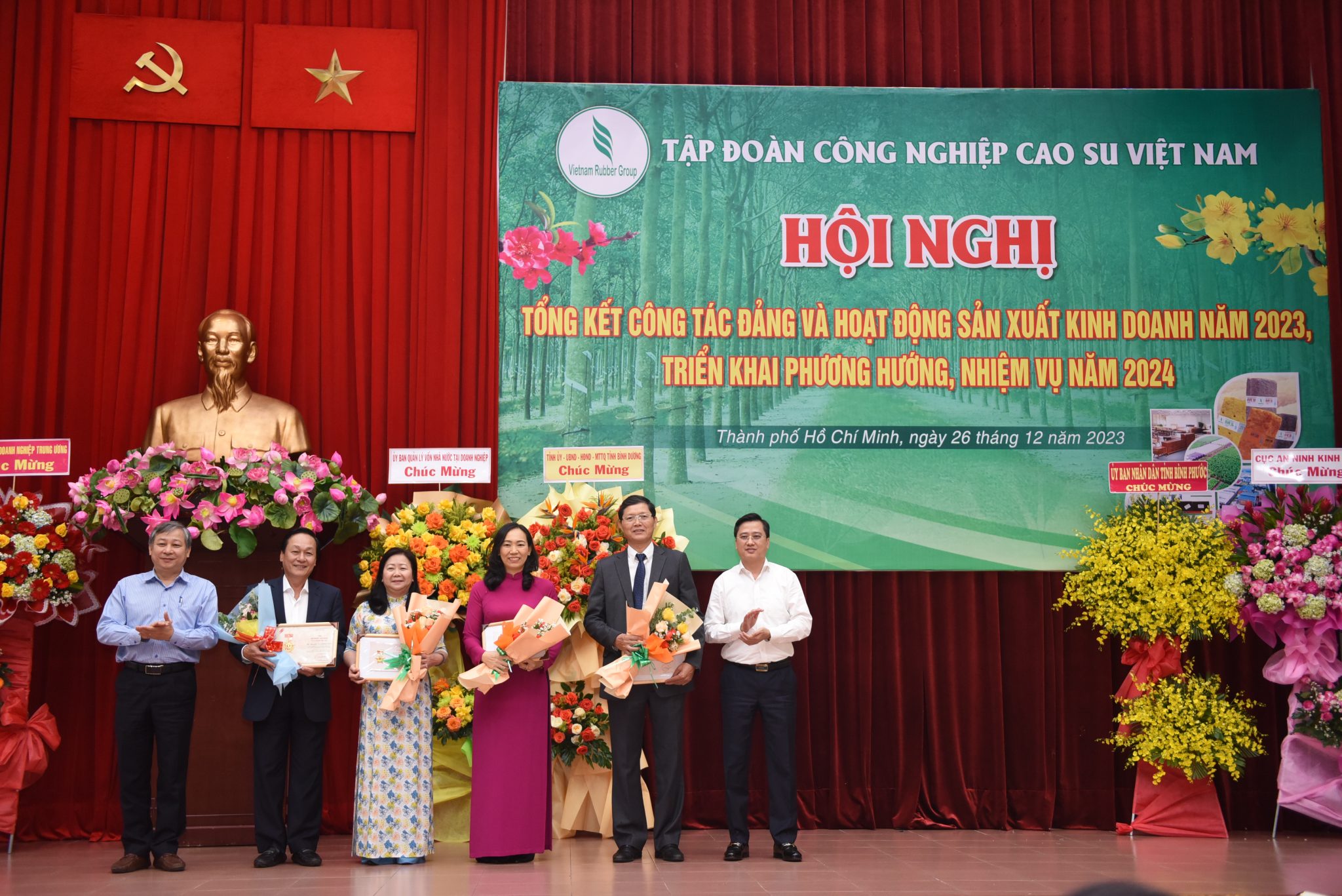 4 cá nhân nhận Kỷ niệm chương Vì sự nghiệp Tuyên giáo của Đảng và Vì sự nghiệp Dân vận của Đảng.