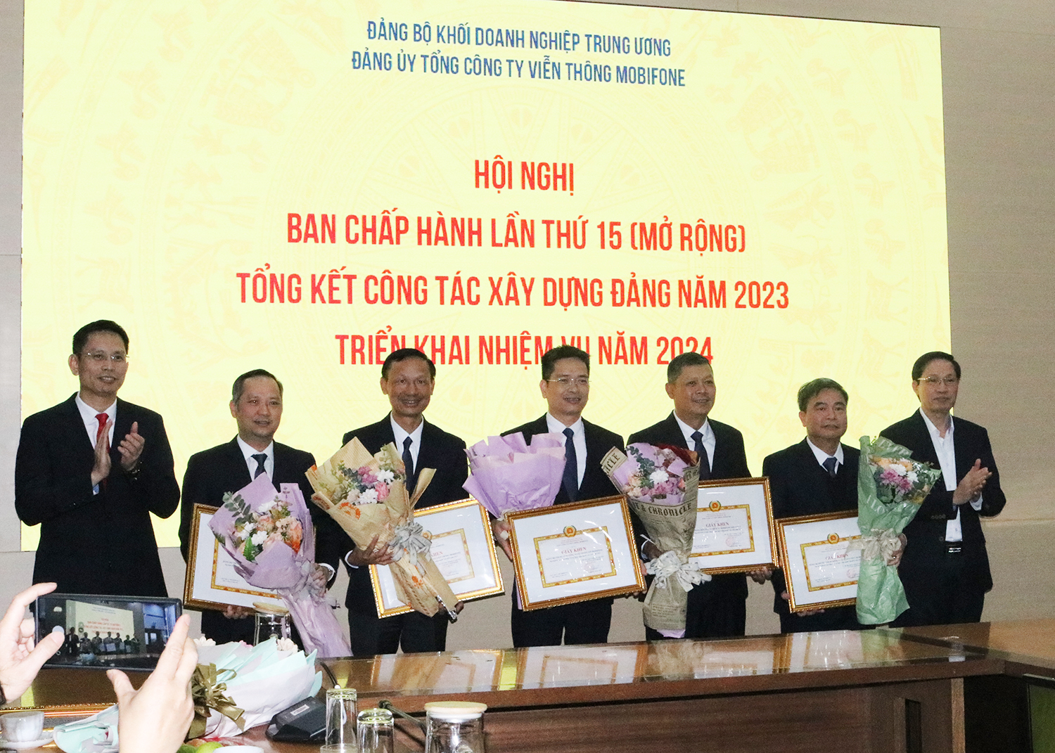 Đảng uỷ Tổng công ty Viễn thông MobiFone tặng Giấy khen cho các đảng viên và tổ chức đảng hoàn thành nhiệm vụ.