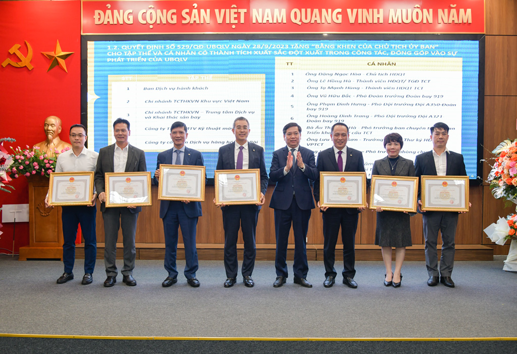 Trao Bằng khen của Chủ tịch Ủy ban Quản lý vốn nhà nước tại doanh nghiệp cho tập thể và cá nhân có thành tích xuất sắc, đóng góp vào sự phát triển chung của Ủy ban QLV Nhà nước tại doanh nghiệp.