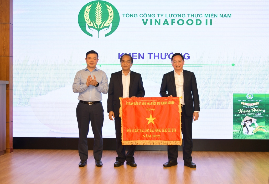 Phó Chủ tịch Ủy ban Quản lý vốn nhà nước tại doanh nghiệp Đỗ Hữu Huy trao Cờ thi đua của UBQL vốn cho Vinafood 2 vì có thành tích xuất sắc, dẫn đầu phong trào thi đua năm 2022.