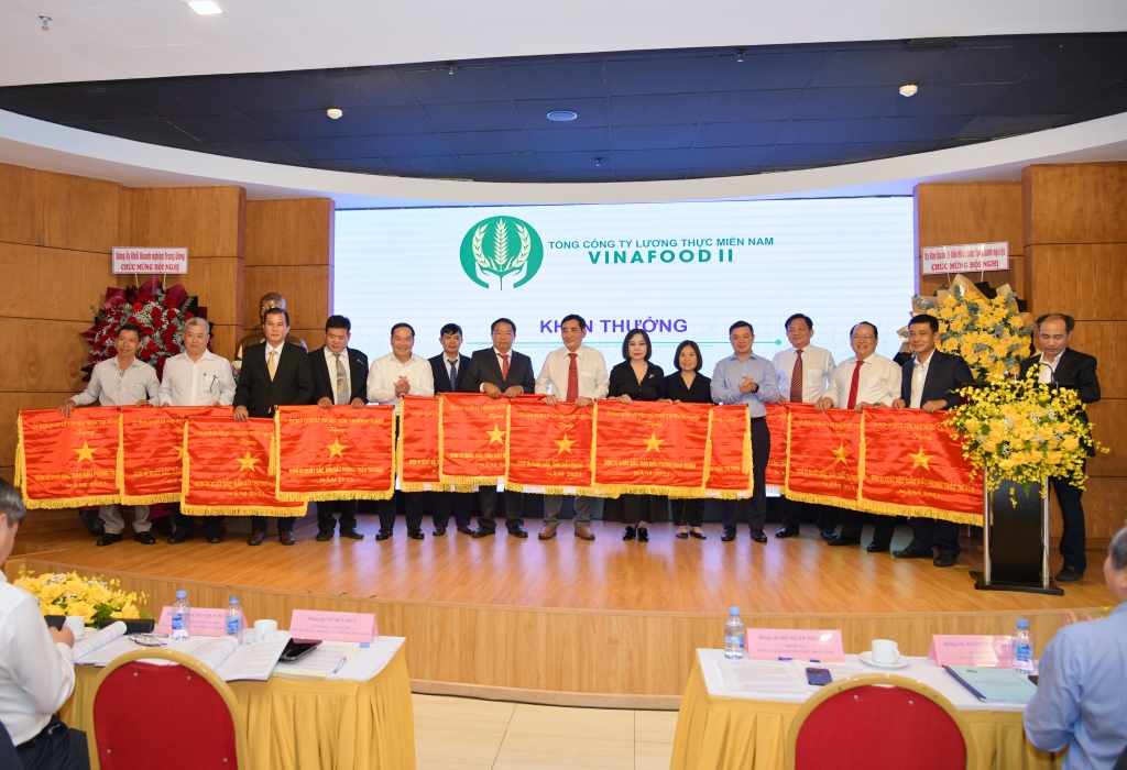 Phó Chủ tịch Ủy ban Quản lý vốn nhà nước tại doanh nghiệp Đỗ Hữu Huy và Phó Bí thư Đảng ủy Khối Doanh nghiệp Trung ương Hồ Xuân Trường trao Cờ thi đua của UBQL vốn cho các đơn vị thành viên của Vinafood 2.
