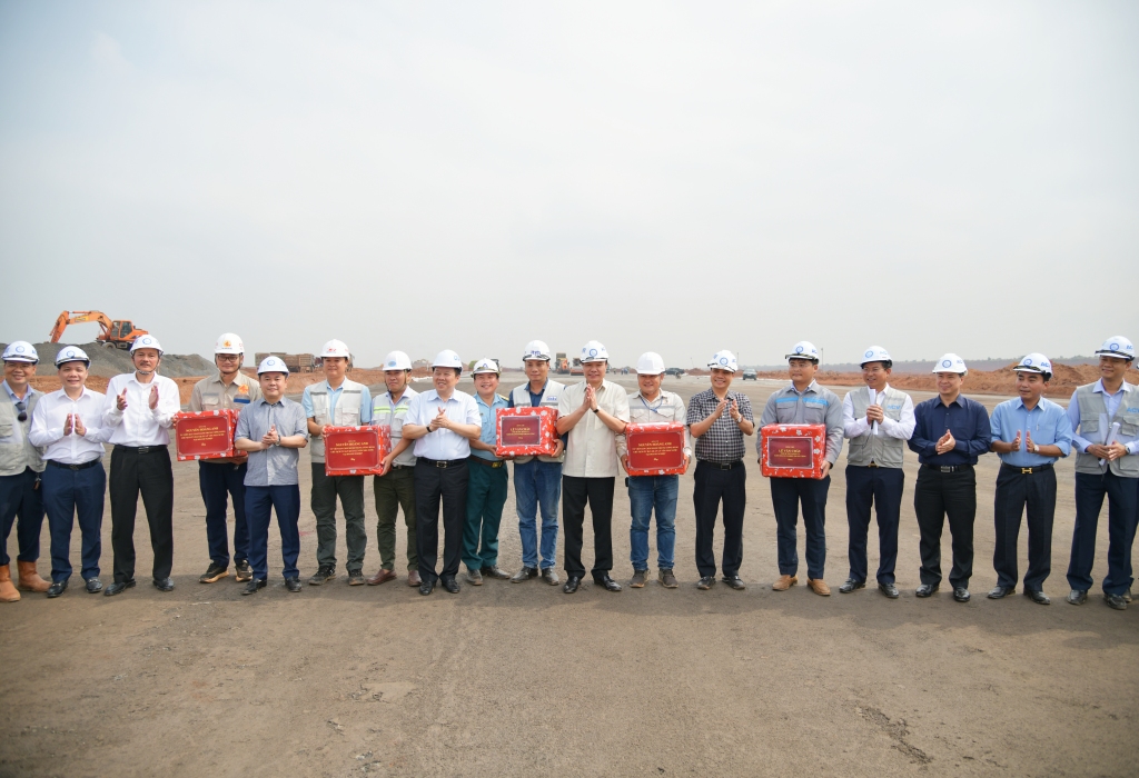 Đoàn công tác thăm hỏi và tặng quà động viên các đơn vị thi công, nhà thầu và người lao động tại công trường.