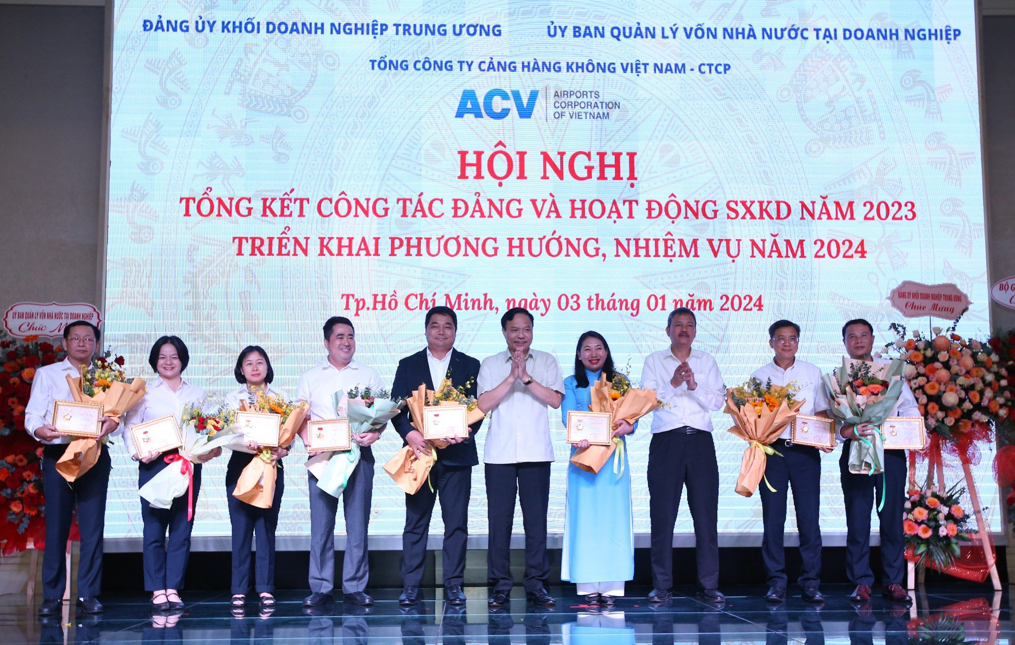 Đồng chí Lê Văn Châu – Phó Bí thư Đảng ủy Khối Doanh nghiệp Trung ương trao Kỷ niệm chương “Vì kỷ niệm kiểm tra của Đảng” cho các cá nhân của ACV.