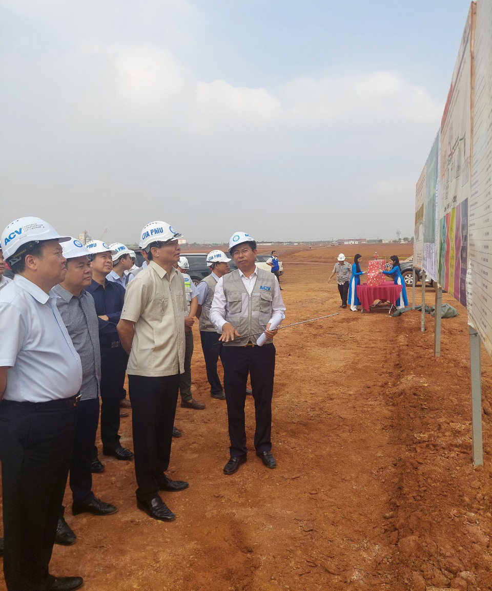 Đại diện Ban Quản lý Dự án Cảng hàng không quốc tế Long Thành báo cáo đoàn công tác về tiến độ của dự án.